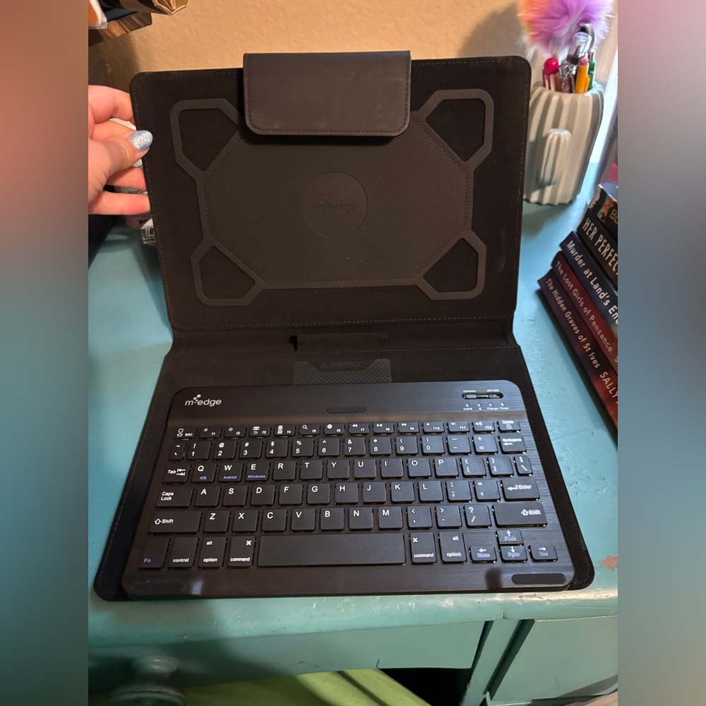 M-edge Stealth Pro - Keyboard and folio case - Bluetooth - black keyboard